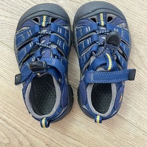 Keens child size 8